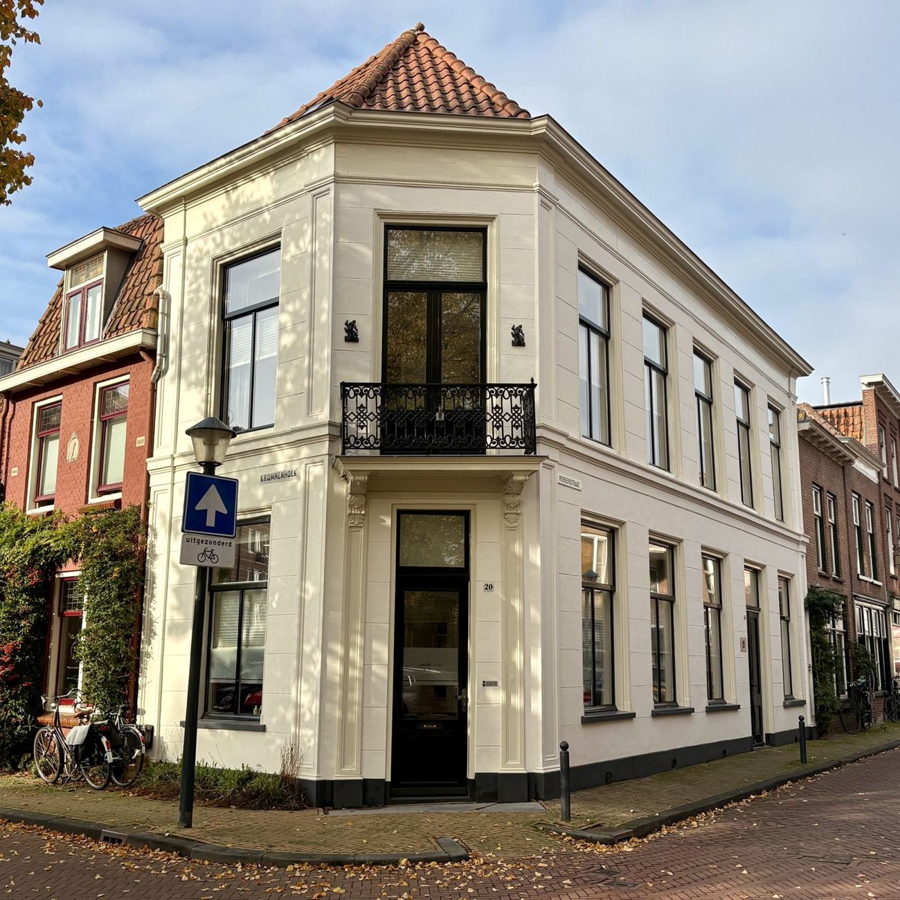 Het volledige witte monumentale hoekpand op de hoek van de Robberstraat en de Krommenhoek in Gorinchem